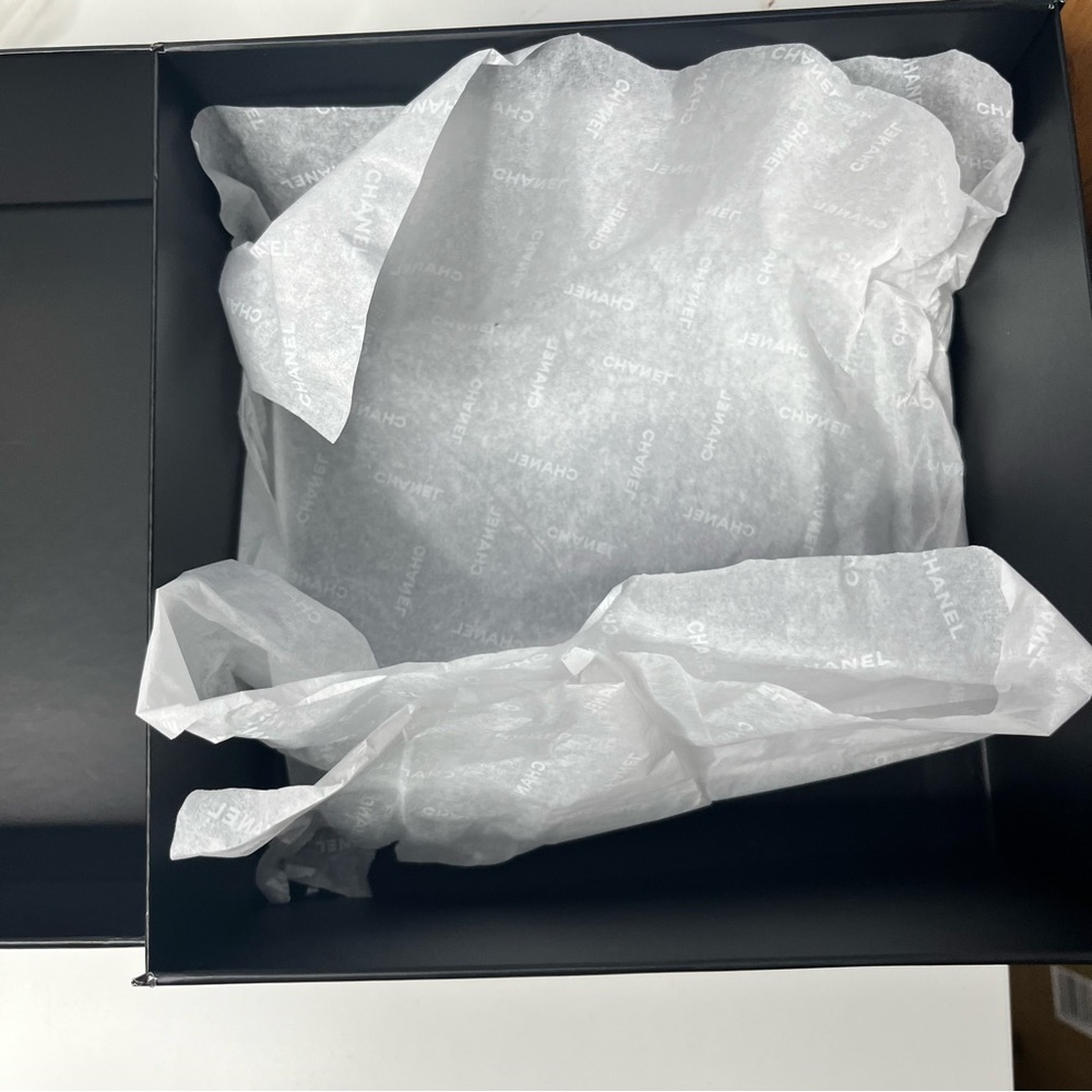 Chanel Gift Box - Picture 4 of 8